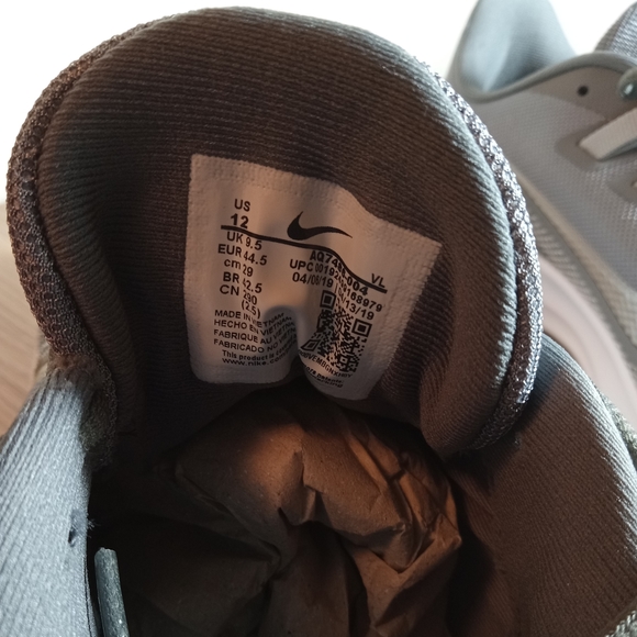 NWT Nike Women's size 12 Running Shoes in Sparkling Silver! - Picture 9 of 15